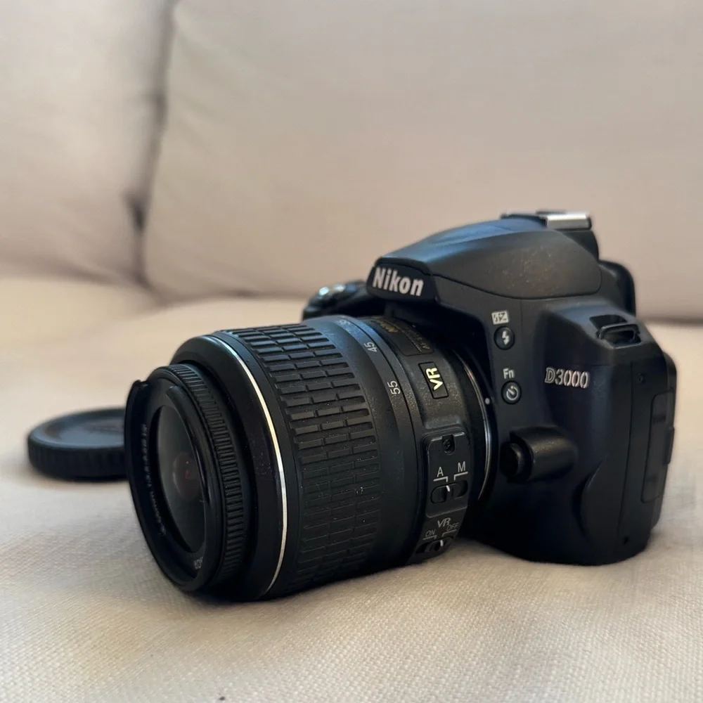Nikon D3000 10.2MP Digital SLR Camera, 18-55mm f/3.5-5.6G AF-S DX VR Nikkor Lens